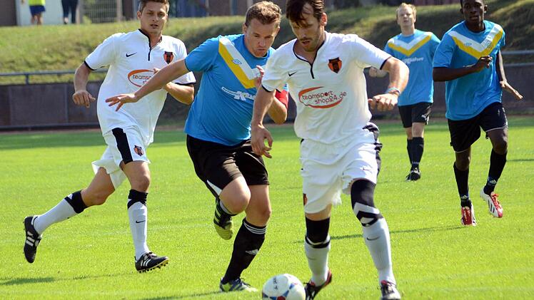 Der Aufsteiger FC Kickers Erlangen (weiße Trikots) hielt ganz gut mit, musste aber in Sachen Cleverness Lehrgeld bezahlen und velor - auch bedingt durch zwei berechtigte Elfmeter für die Siemensianer - unglücklich mit 2:3. Foto: herzopress
