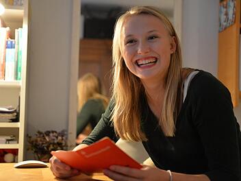 Henriette Weser, Abiturientin aus Bamberg, erklärt, warum ihr das Sparen wichtig ist: Sparen "ist für mich ein Thema, weil ich meiner Mutter nicht auf der Tasche liegen will. Und weil ich manchmal Dinge will, die meine Mutter nicht möchte - die kaufe ich mir dann selbst. Das erste Sparbuch:  bekam sie einen Monat nach ihrer Geburt, Startkapital 5 Mark. Das erste selbstverdiente Geld: "gab's für gute Noten". Der erste Job: Babysitten als 12-Jährige, Stundenlohn 6 bis 7 Euro. Luxus: "bedeutet f...