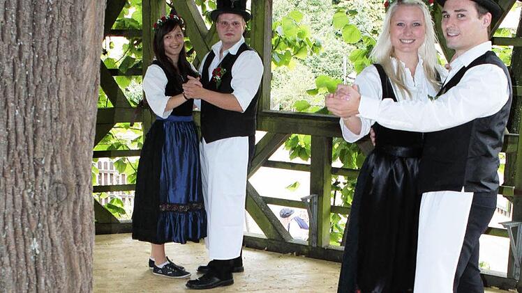 Die "Plootz-Paare" eröffneten den Reigen auf der umfassend sanierten Limmersdorfer Tanzlinde. Das Natur- und Kulturdenkmal, für 76 000 Euro in Stand gesetzt, wurde gestern Abend im Beisein vieler Bürger sowie Vertretern aus Politik und Kultur seiner Bestimmung übergeben. Foto: Jochen Nützel