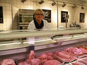 Sandra Haas, verantwortlich für den Verkaufsbereich im neuen Markt, präsentiert die Fleischtheke. Foto: Arkadius Guzy