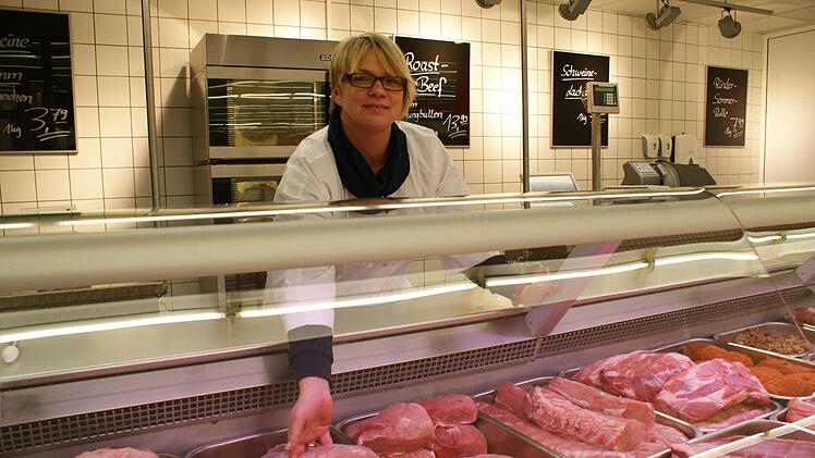 Sandra Haas, verantwortlich für den Verkaufsbereich im neuen Markt, präsentiert die Fleischtheke. Foto: Arkadius Guzy