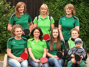 Die SG Neuses III wurde Meister in der 1. Kreisliga der Damen und steigt in die 3. Bezirksliga auf. Dem erfolgreichen Team gehören an (stehend von links) Luisa Piwonski, Rosi Grünbeck und Jana Siegemund; (sitzend von links) Katja Schwemmlein, Andrea Hühnlein, Nadja Kolb und Stefanie Fischer mit Sohn Lukas.  Foto: privat