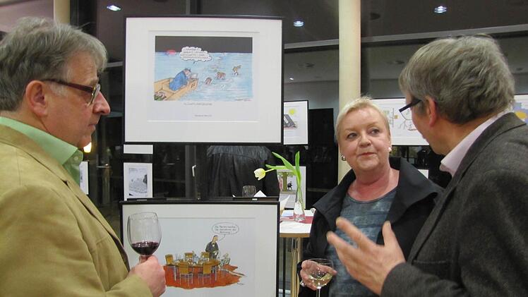 Beim Rundgang durch die Ausstellung: der katholische Betriebsseelsorger Norbert Jungkunz, die KEB-Vorsitzende Maria Kollo und Pfarrer Dieter Stößlein. Foto: Martin Koch