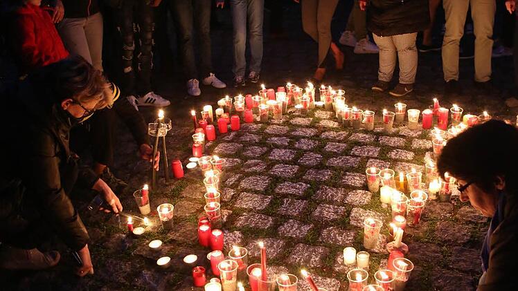 Lichterkette in Adelsdorf gegen Krieg und Gewalt. Foto: Barbara Herbst