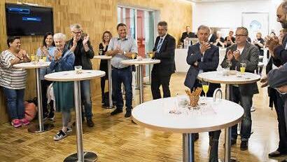 Zum ersten Sponsoren-Training in der Geschichte des BBC hatte sich eine illustre Runde im VIP-Bereich eingefunden. Durch die Anwesenheit von Wolfgang Gremmelmaier (VR-Bank Coburg/Mitte) und Michael Stoschek (Brose/ganz rechts) sei dem Event ein zus&auml;tzlicher Glanz verliehen worden, meinte Wolfgang H&ouml;rnlein.