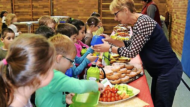 Nach dem Erhalt der Emil-Flaschen und ihrer Brotzeitdosen "Kasi & Stani" ging es ans Riesen-Fr&uuml;hst&uuml;cksbuffet. Ern&auml;hrungsberaterin Yvonne M&uuml;ller freute sich &uuml;ber den Zuspruch. Foto: K.- H. Hofmann