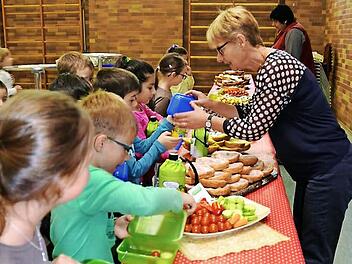 Nach dem Erhalt der Emil-Flaschen und ihrer Brotzeitdosen "Kasi & Stani" ging es ans Riesen-Frühstücksbuffet. Ernährungsberaterin Yvonne Müller freute sich über den Zuspruch. Foto: K.- H. Hofmann