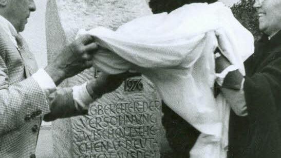 Der Bamberger Bildhauer Reinhard Klesse und die stellvertretende Bundesvorsitzende der Ackermann-Gemeinde, Marianne Steffke, enthüllten die Premysl Pitter-Stele in Nürnberg.Historische Fotos: Urheber unbekannt.