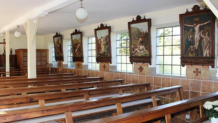 Der Innenraum der Notkirch Heiliger Josef der Arbeiter mit den Kreuzwegstationen aus dem Kloster Schwarzenberg Fotos: Seeger