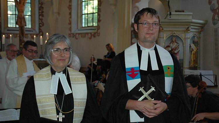 Regionalbischöfin Dorothea Greiner nahm am Johannistag am Gottesdienst der Johanniskirche Rödental-Oeslau teil. Dekan Stefan Kirchberger püberbrachte die Grüße des Dekanats Coburg und beteiligte sich am Sonntag an der Gestaltung des Gottesdienstes. Foto: Edwin Meißinger