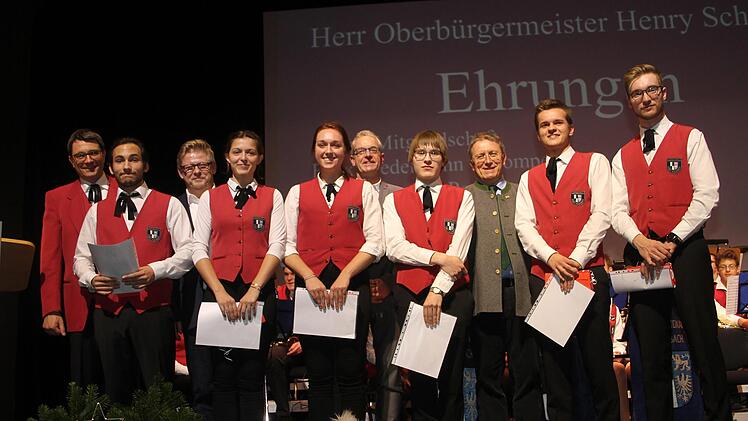 Beim Konzert in der Stadthalle  wurden  langjährige Mitglieder der Jugendkapelle ausgezeichnet.Foto: Sonny Adam