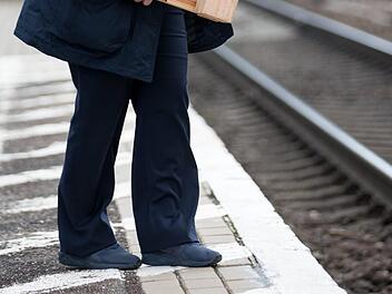 Ein Lokführer hat auf dem Weg von Karlsruhe nach München die Zugchefin am Bahnsteig stehen lassen. Symbolbild: Friso Gentsch/dpa