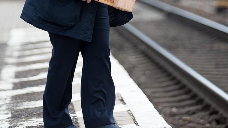 Ein Lokführer hat auf dem Weg von Karlsruhe nach München die Zugchefin am Bahnsteig stehen lassen. Symbolbild: Friso Gentsch/dpa