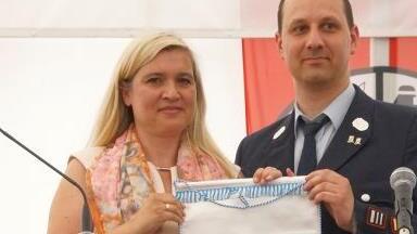 Als Zeichen der Anerkennung und der Gl&uuml;ckw&uuml;nsche zum Jubil&auml;um seitens des Staatsministeriums &uuml;bergab Melanie Huml einen h&uuml;bschen Wimpel an den Ebensfelder Kommandanten Georg G&auml;belein.Mario Deller