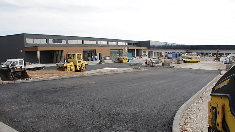 Die Zufahrt ist bereits asphaltiert, 700 Parkplätze werden bereitstehen.