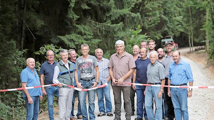 B&uuml;rgermeister Bernhard Storath (Mitte), Forstamtmann Joachim Ess-linger (Dritter von links) und Jagdvorsteher Bernd Hofmann (Vierter von rechts) mit den beteiligten Waldbesitzern bei der Er&ouml;ffnung des Seerangenwegs Foto: Oliver Kr&ouml;ner