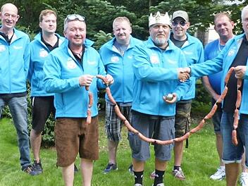 Gerhard Pöhlmann gratulierte Roland Greulich, der sich zum siebten Male die Boccia-Vereinsmeisterschaft gesichert hatte. Unser Bild zeigt (von links) Rüdiger Hohlweg, Matthias Türk, Boris Ramming, Klaus Pfändner, Matthias Schedewie, Roland Greulich, Alexander Laaber, Klaus Zeitler, Gerhard Pöhlmann und Thomas Zäh.  Foto: Klaus-Peter Wulf