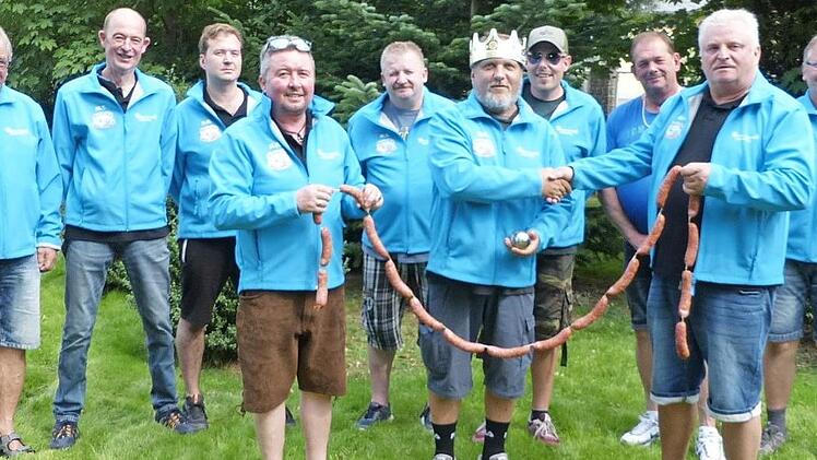 Gerhard Pöhlmann gratulierte Roland Greulich, der sich zum siebten Male die Boccia-Vereinsmeisterschaft gesichert hatte. Unser Bild zeigt (von links) Rüdiger Hohlweg, Matthias Türk, Boris Ramming, Klaus Pfändner, Matthias Schedewie, Roland Greulich, Alexander Laaber, Klaus Zeitler, Gerhard Pöhlmann und Thomas Zäh.  Foto: Klaus-Peter Wulf