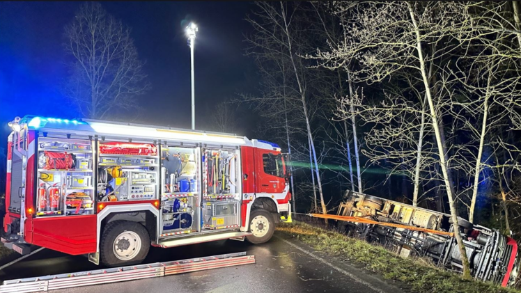 Erlangen: Fahrer stirbt nach Unfall trotz Sofortrettung - Lkw stürzt in Graben