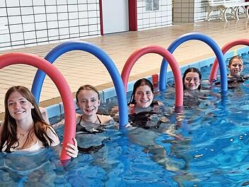 F&uuml;nf neue Schwimmrettungsassistentinnen freuen sich auf ihre zuk&uuml;nftigen Aufgaben.