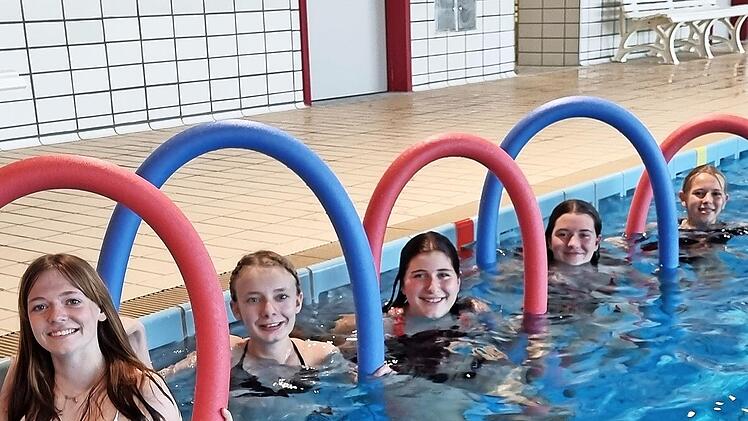 F&uuml;nf neue Schwimmrettungsassistentinnen freuen sich auf ihre zuk&uuml;nftigen Aufgaben.