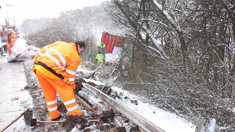 Mitarbeiter der Autobahnmeisterei begannen sofort damit, die demolierten Leitplanken zu reparieren. Foto: Andreas Dorsch