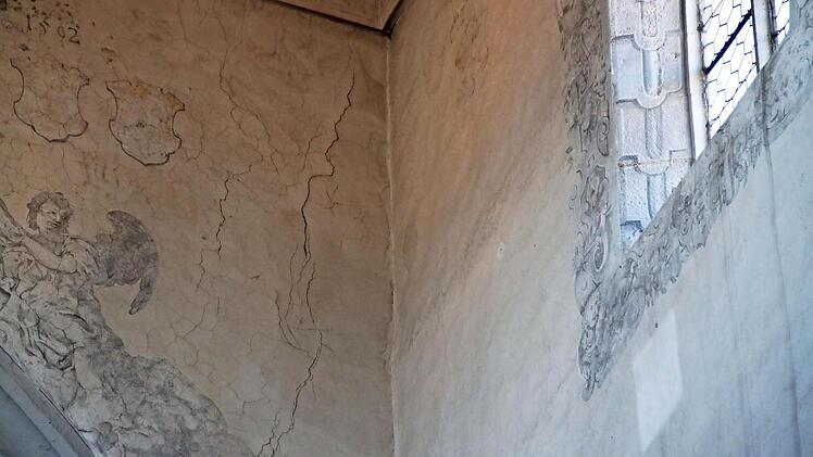 Nicht zu übersehen sind die Risse im Putz.
