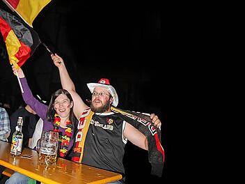 Die Fahne wurde am Dienstag oft geschwenkt. Fotos: Markus Häggberg