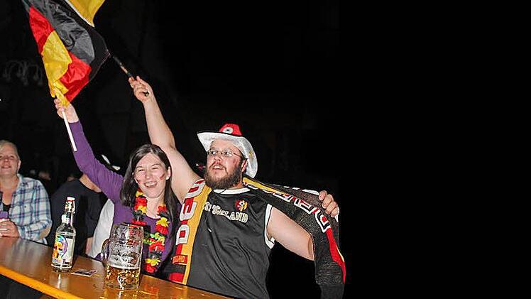 Die Fahne wurde am Dienstag oft geschwenkt. Fotos: Markus Häggberg