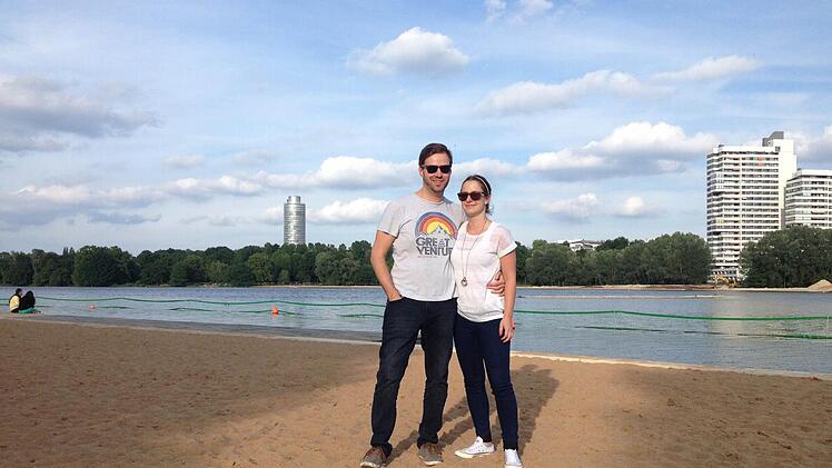 Robert und Emi am neuen Sandstrand bei Sonnenuntergang. Foto: Nikolas Pelke