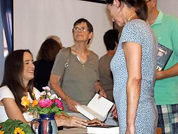 Tanja Kinkel (links) signierte nach der Lesung gerne ihr Buch. Foto: Klaus Klaschka