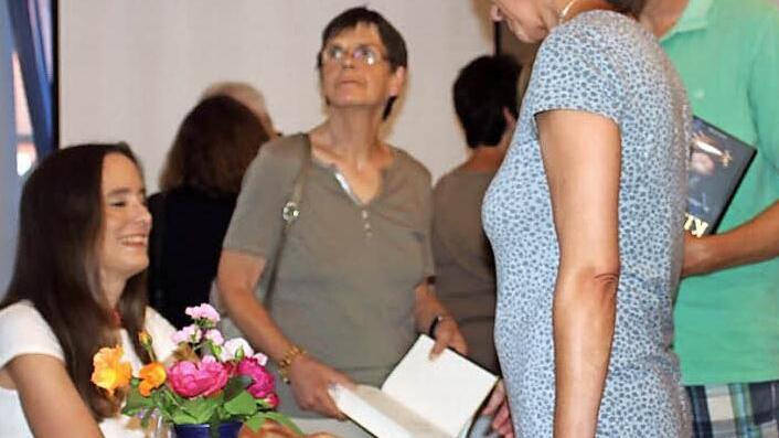 Tanja Kinkel (links) signierte nach der Lesung gerne ihr Buch. Foto: Klaus Klaschka