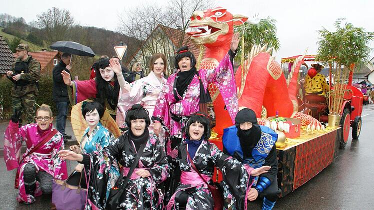 Alban Maas überzeugte mit seinem China-Drachen auch in diesem Jahr wieder als detailverliebter Wagenbauer und die ganze Familie und Freunde machen als Fußgruppe mit. Foto: Sabine Weinbeer