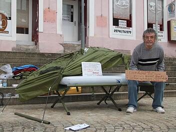 Dieser Mann greift zu ungewöhnlichen Mitteln, um auf sich aufmerksam zu machen. Foto: Ulrike Müller