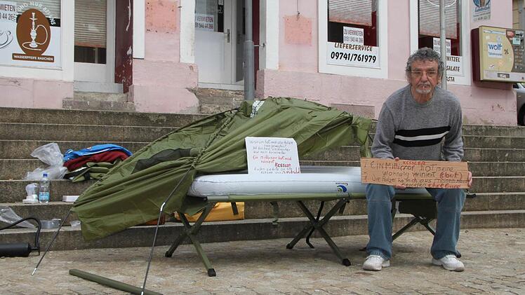 Dieser Mann greift zu ungewöhnlichen Mitteln, um auf sich aufmerksam zu machen. Foto: Ulrike Müller
