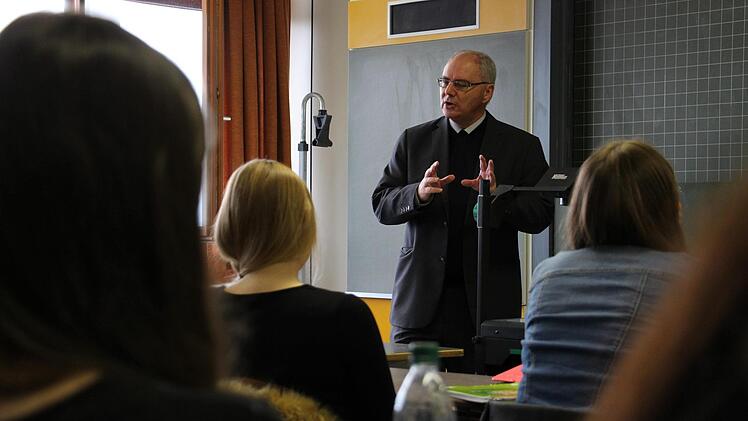 Kilian Kemmer unterrichtet einen der beiden katholischen Religionskurse im Abiturjahrgang am Gymnasium Höchstadt. Foto: Christian Bauriedel