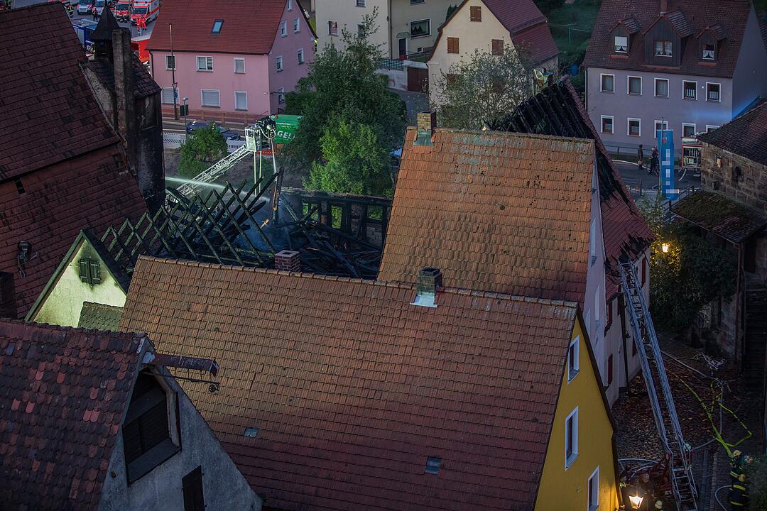 Historische Fachwerkhäuser in Spalt brennen aus - mehrere Verletzte
