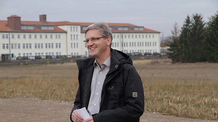 Inhaber Andreas Schneider, im Hintergrund die alte Produktionsstätte, das ehemalige Lindner-Gebäude Foto: Mathias Erlwein