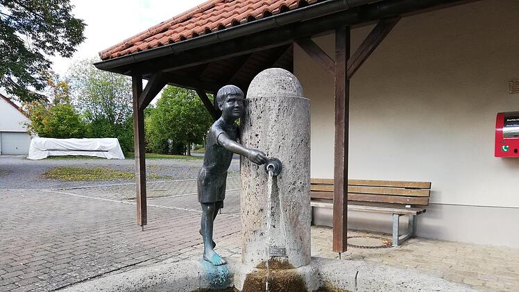 Zierbrunnen wie der in Kleinwenkheim sollen erst einmal abgeschaltet werden. Foto: Heike Beudert
