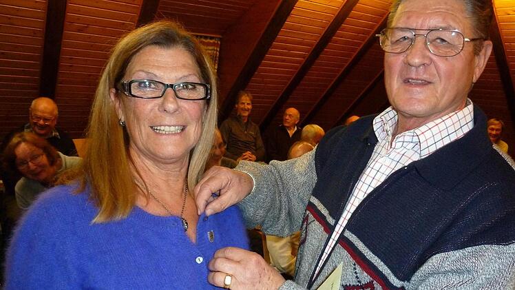 Irmgard Eisgrub wird von Ewald Kiesel geehrt. Foto: Wolfgang Kretschmer