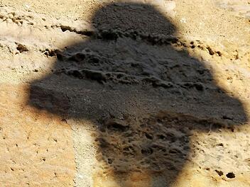 Neue Lichttechnologie soll die alte Straßenbeleuchtung in der Gemeinde Pfarrweisach in den Schatten stellen. Sogar drei alte Quecksilberdampf-leuchten sind zurzeit noch in Betrieb.  Foto: Eckehard Kiesewetter