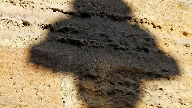 Neue Lichttechnologie soll die alte Straßenbeleuchtung in der Gemeinde Pfarrweisach in den Schatten stellen. Sogar drei alte Quecksilberdampf-leuchten sind zurzeit noch in Betrieb.  Foto: Eckehard Kiesewetter