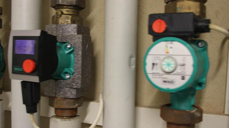 Energiesparende Effizienzpumpe (links) und herkömmliche Umwälzpumpe (rechts)