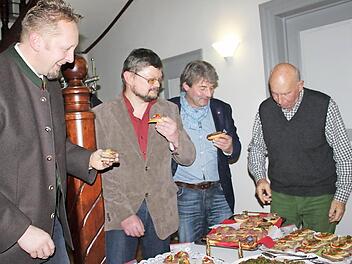 Sie sind überzeugt vom Projekt "Weidewelt". Im Bild (von links): Die Metzgermeister Thomas Köhn (Hof), Helmut Wagner (Teuschnitz), Eberhard Kraus und Rudi Höring (Kronach). Sie vermarkten in ihren Metzgereien das Weiderind. Foto: Veronika Schadeck
