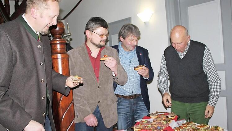 Sie sind überzeugt vom Projekt "Weidewelt". Im Bild (von links): Die Metzgermeister Thomas Köhn (Hof), Helmut Wagner (Teuschnitz), Eberhard Kraus und Rudi Höring (Kronach). Sie vermarkten in ihren Metzgereien das Weiderind. Foto: Veronika Schadeck