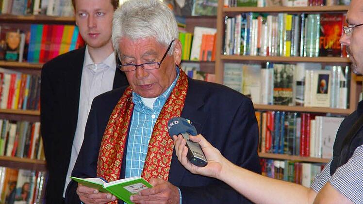 Zusammen mit Philipp Stanik (links) stellt Wolfgang Protzner das gemeinsame Büchlein "Für dies und das - deo gratias" mit Tischgebeten aus Franken vor.