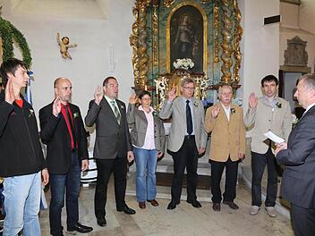 Vereidigung: Landrat Thomas Bold (ganz rechts) verpflichtete während des Festgottesdienstes in Wermerichshausen Johannes Bieberich, Matthias Beck, Rainer Dittmar, Brigitte Benckiser, Karl Heinz Mangold, Hubertus Rink und Matthias Beck als Feldgeschworene.  Fotos: Dieter Britz