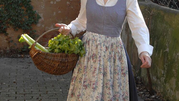 Trachtenberaterin Birgit Jauernig führt hier das Ergebnis ihrer Bemühungen um eine erneuerte Kulmbacher Tracht vor. Farbe, Muster und Material der Stoffe können individuell kombiniert werden. Fotos: Anny Maurer