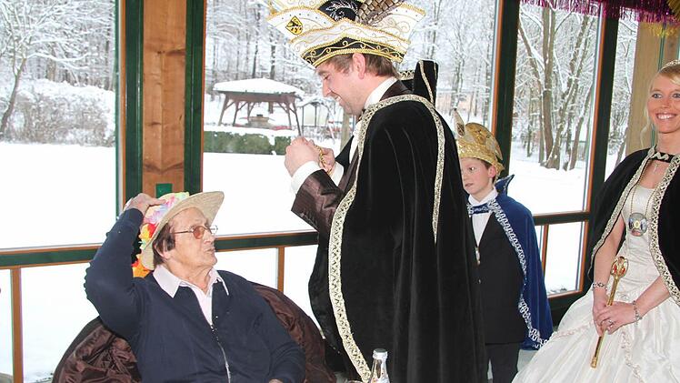 Auch Theresa Schilcher aus dem Stadtsteinacher Seniorenheim ließ sich durch das Schneetreiben die Lust auf Fasching nicht verderben, viele Senioren wagten sich aber nicht zur Faschingsveranstaltung. Foto: Sonja Adam