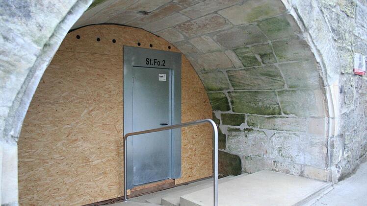 Bis zur Eröffnung des Erlebnismuseums am 1. April soll der provisorische Eingang eine neue Glastüre ersetzt sein.